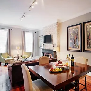 Apartment 201 York #2 - Newly Renovated Parkside Apt!, Savannah
